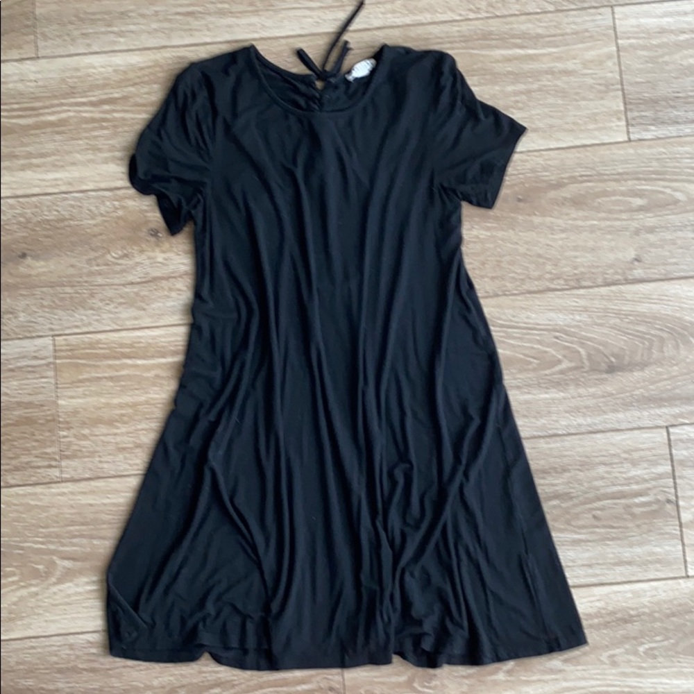 Love Riche t-shirt dress with back cutout